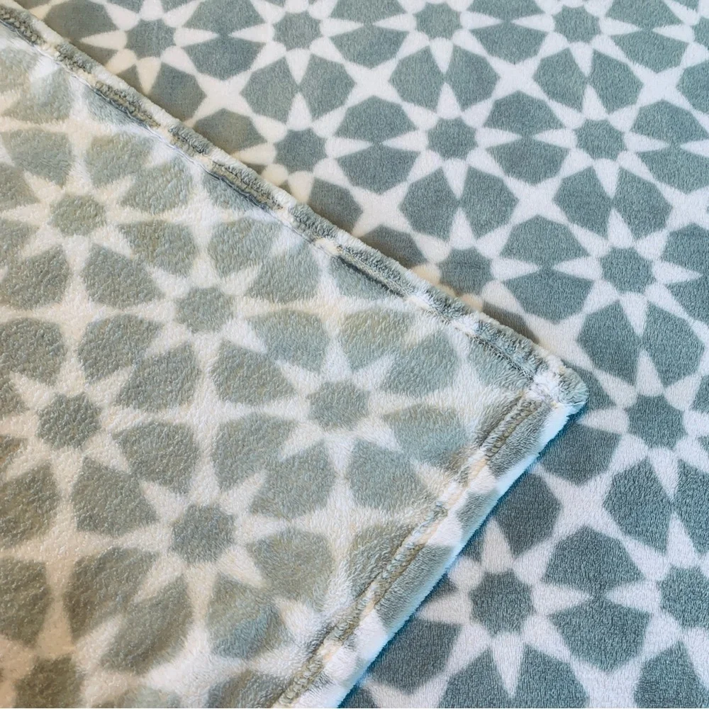 THE BIG ONE Oversized Fleece Throw Blanket 58” x 71” Cozy Couch Blanket Gray